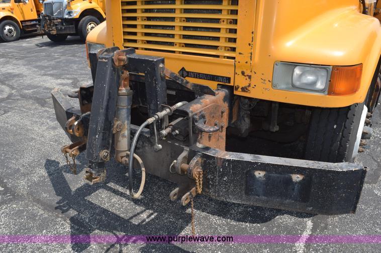 image for item K6205 2002 International 4900 dump truck