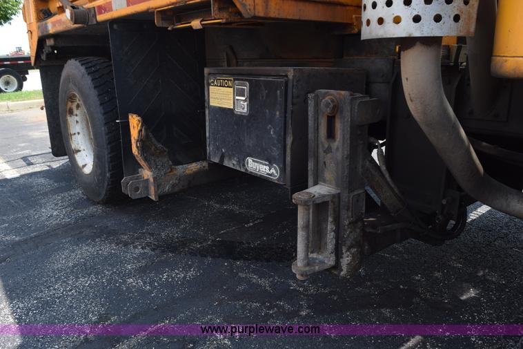 image for item K6205 2002 International 4900 dump truck