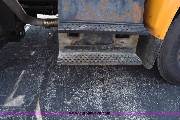 image for item K6205 2002 International 4900 dump truck