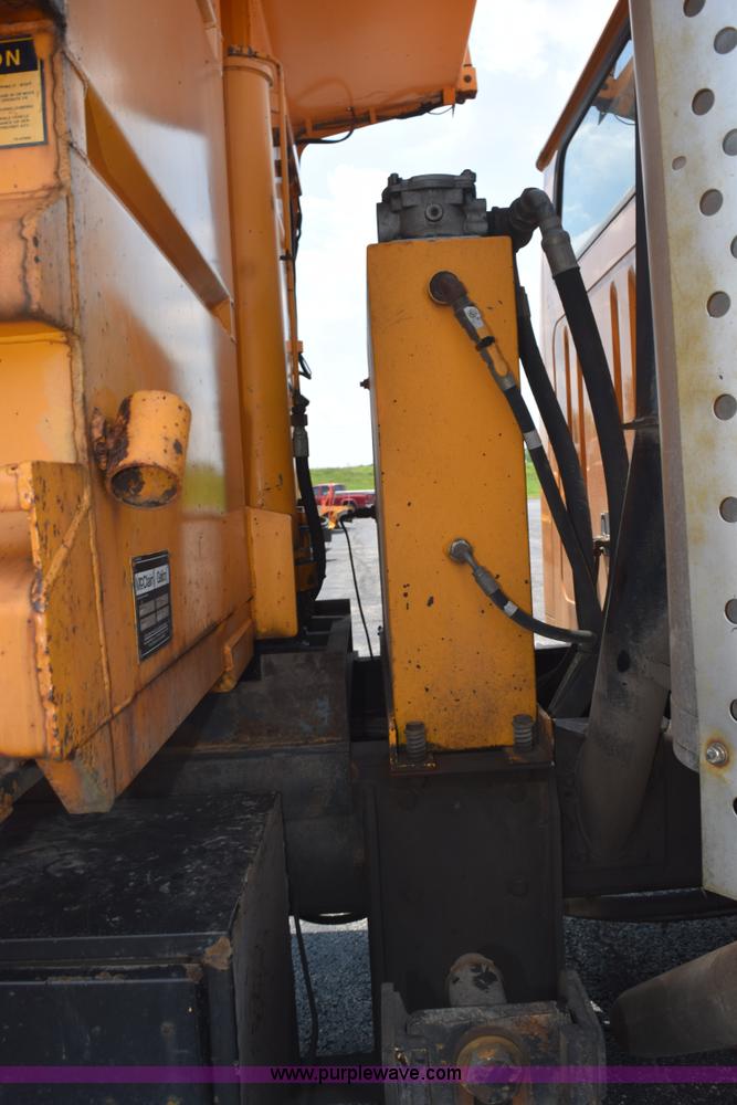 image for item K6205 2002 International 4900 dump truck