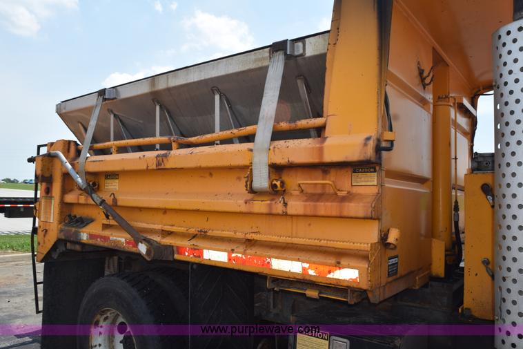 image for item K6205 2002 International 4900 dump truck