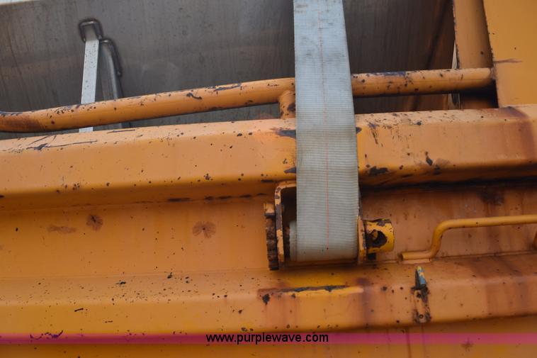 image for item K6205 2002 International 4900 dump truck