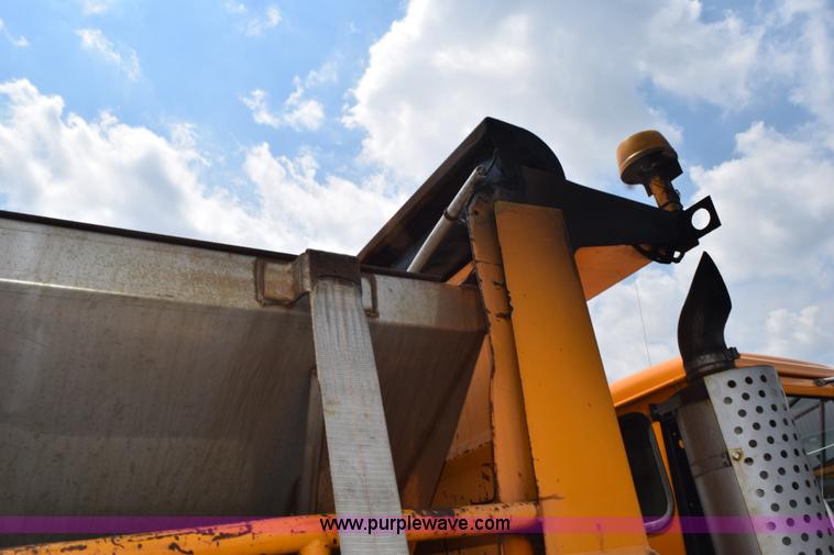 image for item K6205 2002 International 4900 dump truck