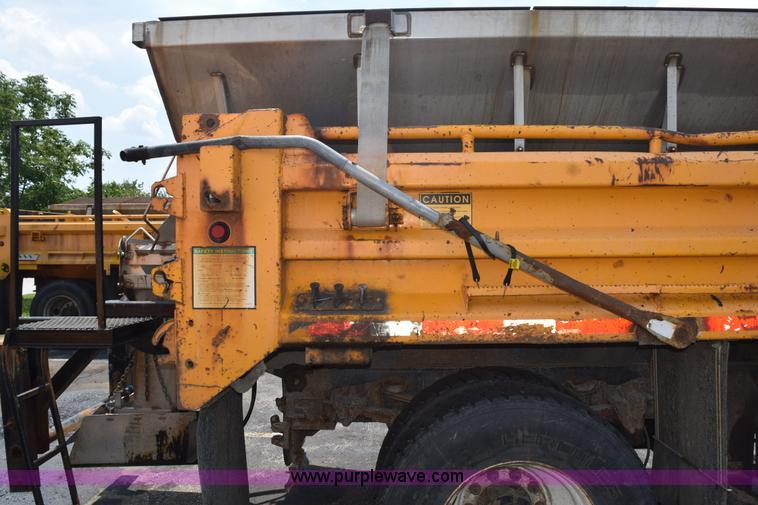 image for item K6205 2002 International 4900 dump truck