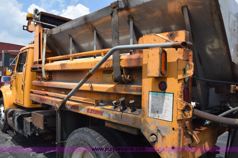 image for item K6205 2002 International 4900 dump truck