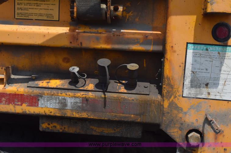 image for item K6205 2002 International 4900 dump truck