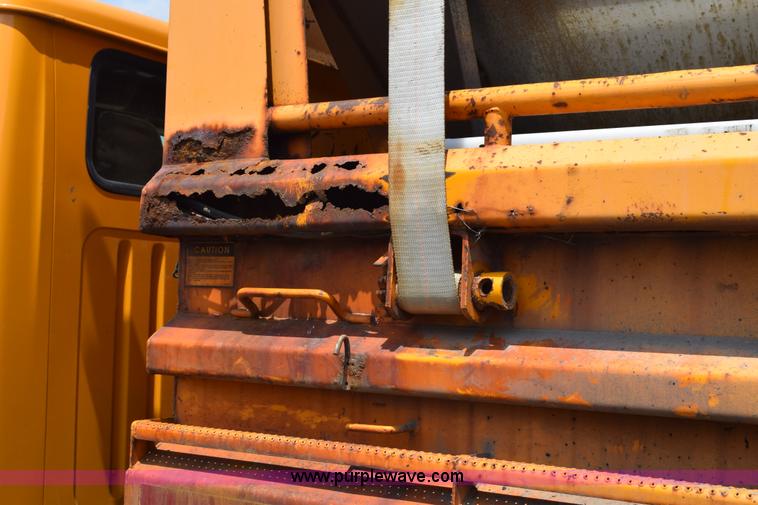 image for item K6205 2002 International 4900 dump truck