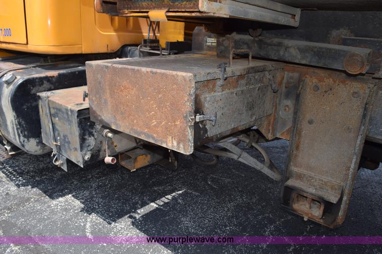 image for item K6205 2002 International 4900 dump truck