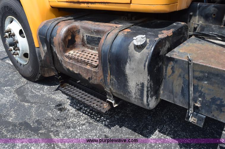 image for item K6205 2002 International 4900 dump truck