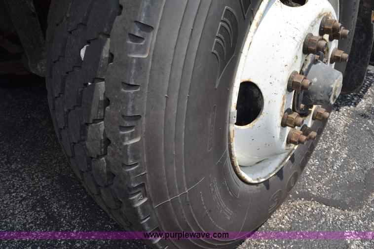 image for item K6205 2002 International 4900 dump truck