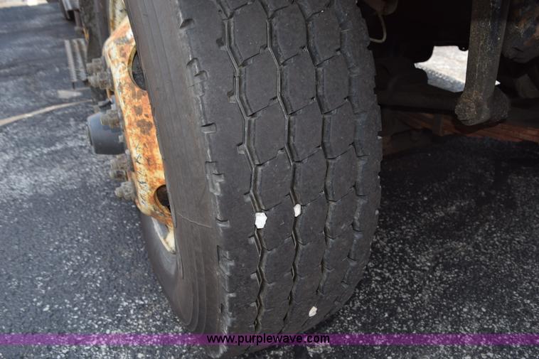 image for item K6205 2002 International 4900 dump truck