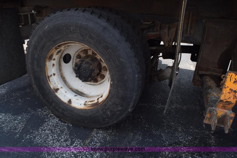 image for item K6205 2002 International 4900 dump truck