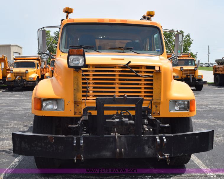 image for item K6206 2002 International 4900 dump truck