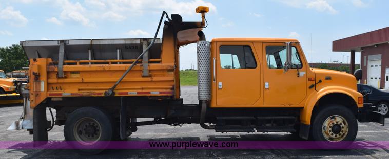 image for item K6206 2002 International 4900 dump truck