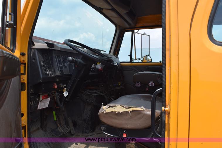 image for item K6206 2002 International 4900 dump truck