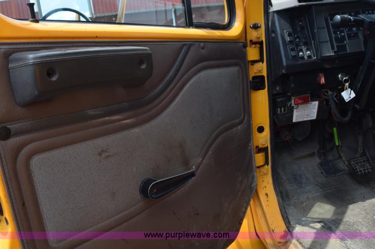 image for item K6206 2002 International 4900 dump truck