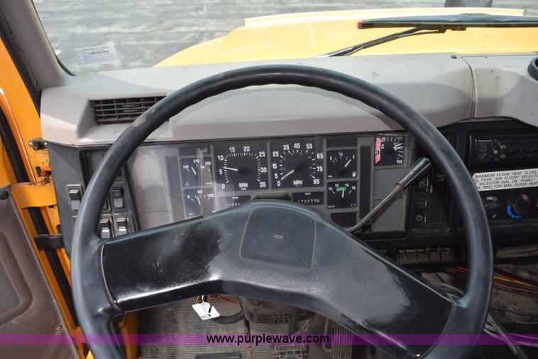 image for item K6206 2002 International 4900 dump truck