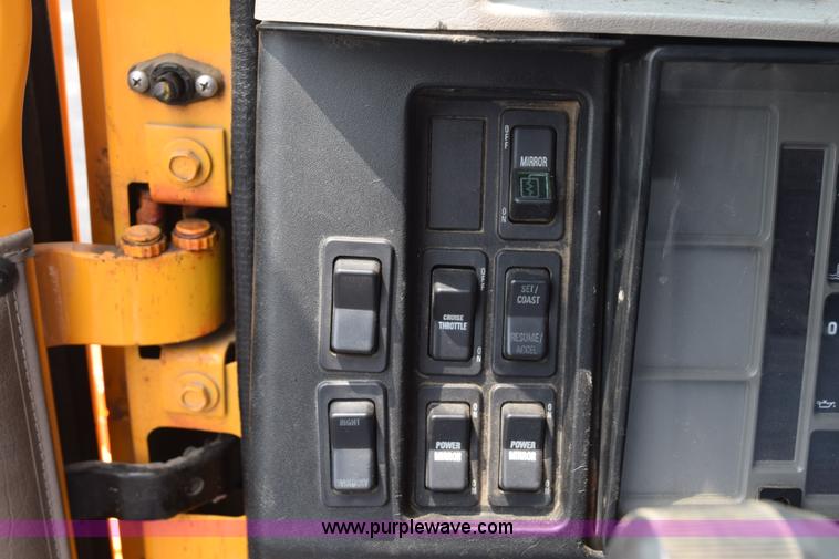 image for item K6206 2002 International 4900 dump truck