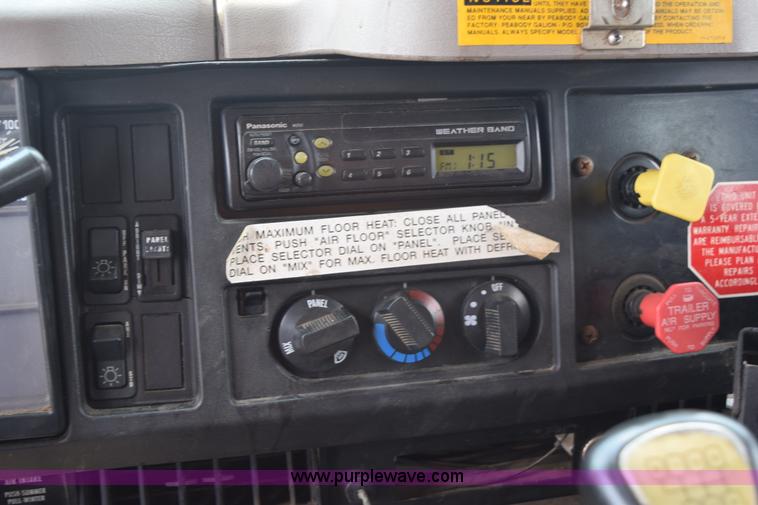 image for item K6206 2002 International 4900 dump truck