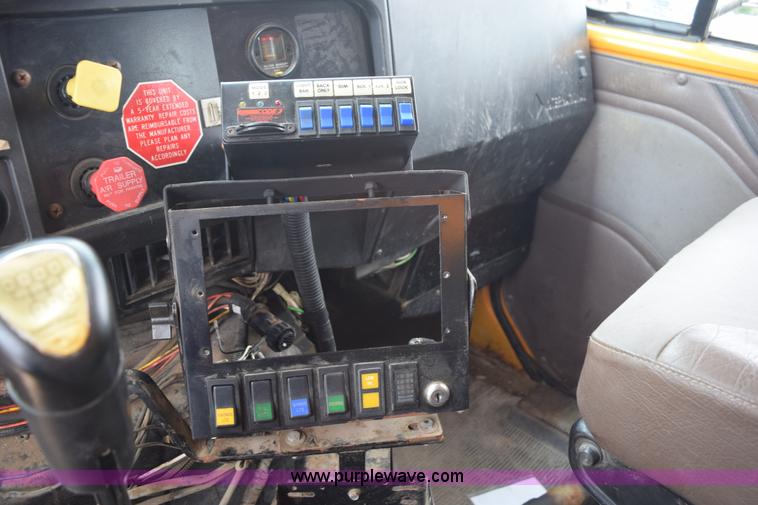 image for item K6206 2002 International 4900 dump truck