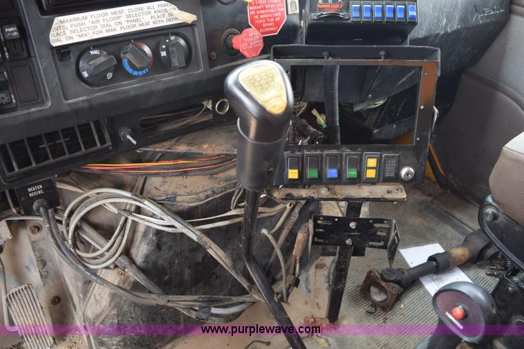 image for item K6206 2002 International 4900 dump truck