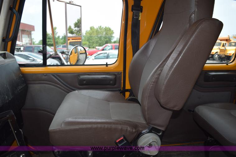 image for item K6206 2002 International 4900 dump truck