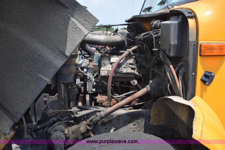 image for item K6206 2002 International 4900 dump truck