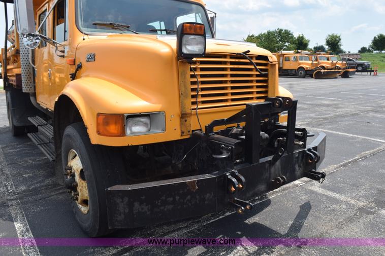 image for item K6206 2002 International 4900 dump truck