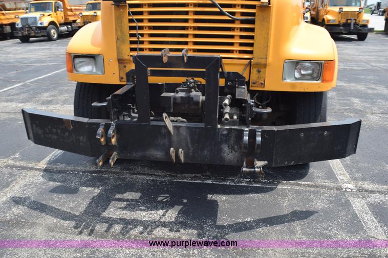 image for item K6206 2002 International 4900 dump truck