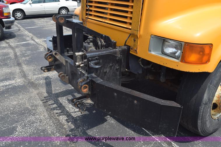 image for item K6206 2002 International 4900 dump truck