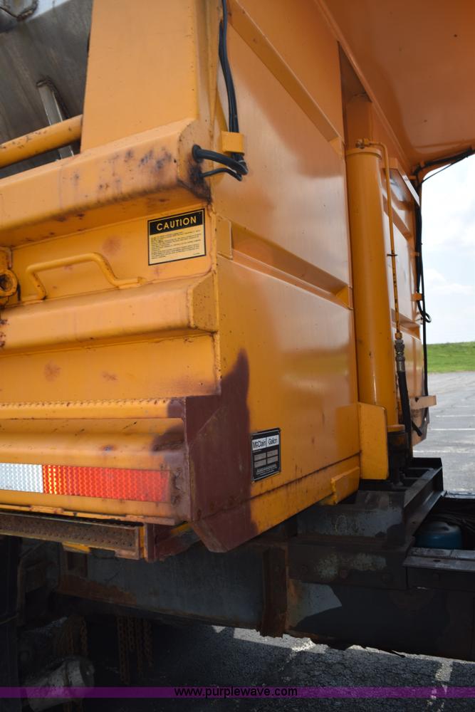 image for item K6206 2002 International 4900 dump truck