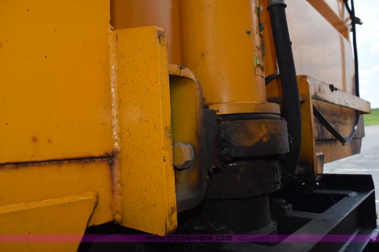 image for item K6206 2002 International 4900 dump truck