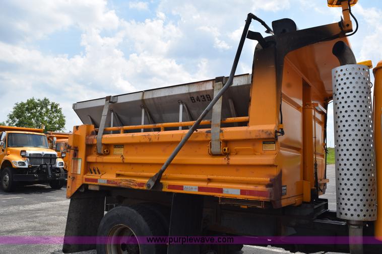 image for item K6206 2002 International 4900 dump truck