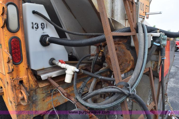 image for item K6206 2002 International 4900 dump truck