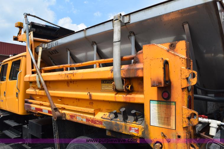 image for item K6206 2002 International 4900 dump truck