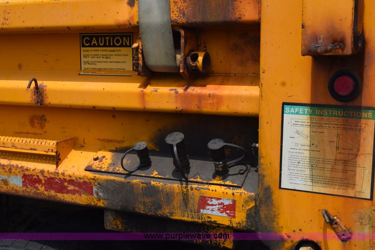 image for item K6206 2002 International 4900 dump truck