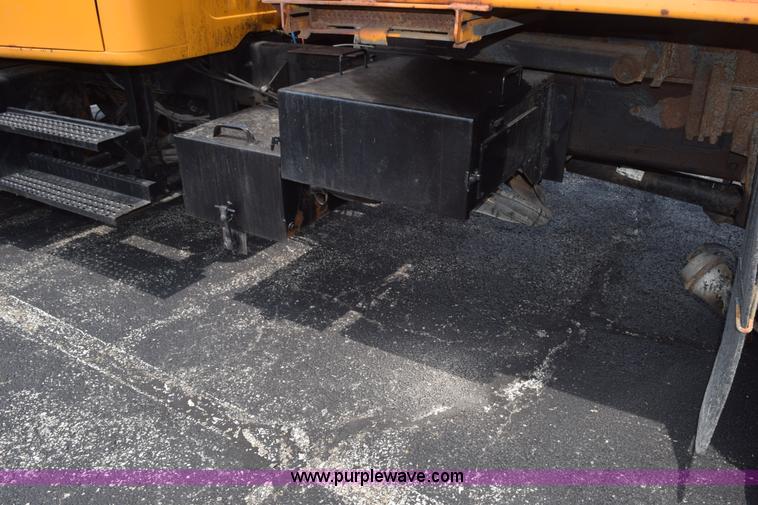 image for item K6206 2002 International 4900 dump truck