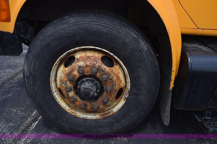 image for item K6206 2002 International 4900 dump truck