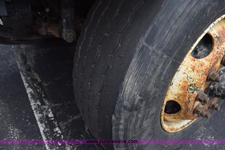 image for item K6206 2002 International 4900 dump truck