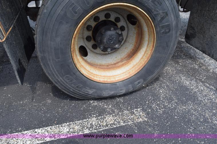 image for item K6206 2002 International 4900 dump truck