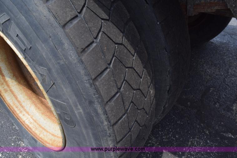 image for item K6206 2002 International 4900 dump truck