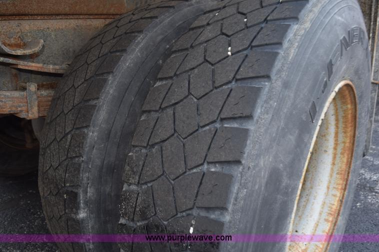 image for item K6206 2002 International 4900 dump truck