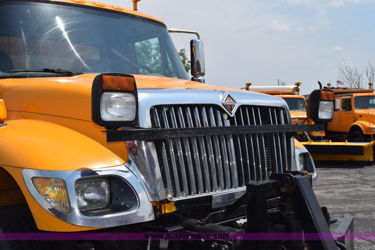 image for item K6207 2006 International 7400 dump truck