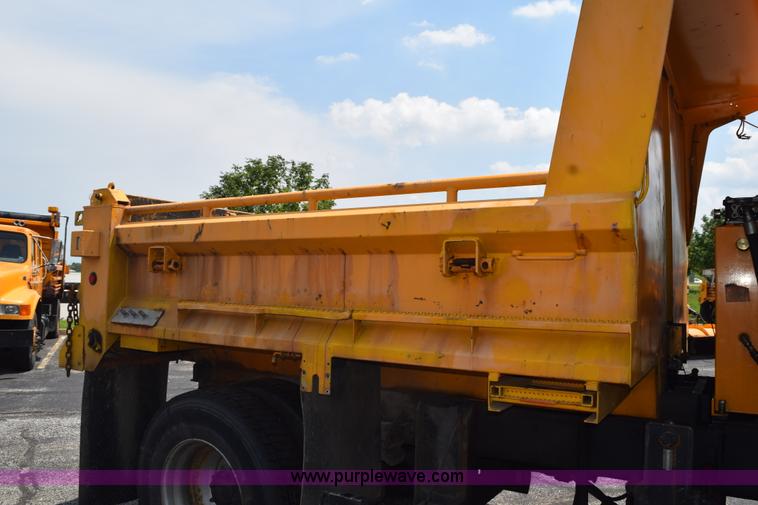 image for item K6207 2006 International 7400 dump truck