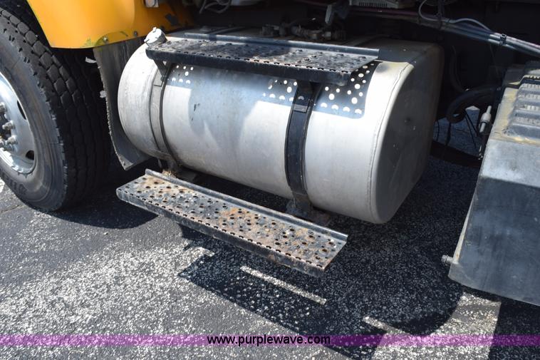 image for item K6207 2006 International 7400 dump truck