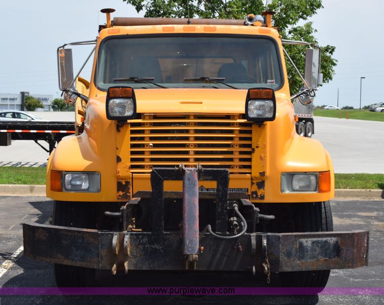 image for item K6208 2002 International 4900 dump truck