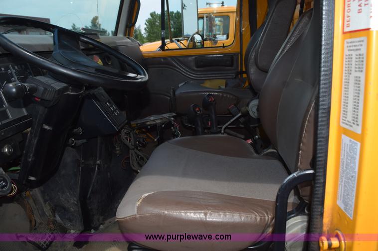 image for item K6208 2002 International 4900 dump truck