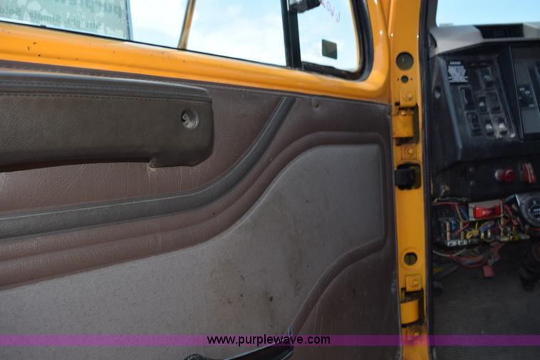 image for item K6208 2002 International 4900 dump truck