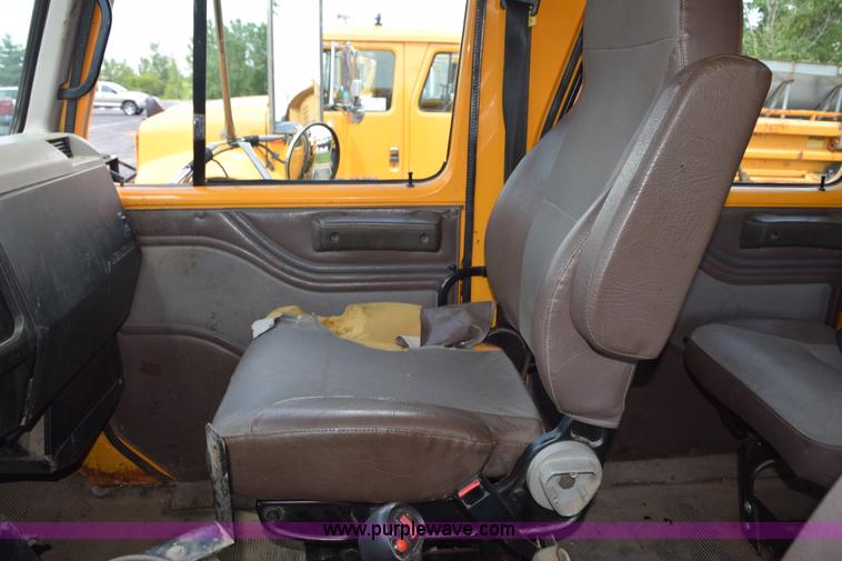 image for item K6208 2002 International 4900 dump truck