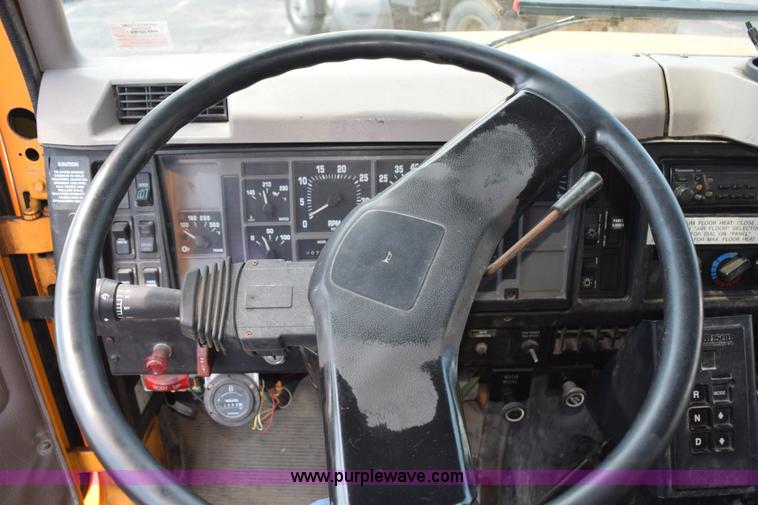 image for item K6208 2002 International 4900 dump truck